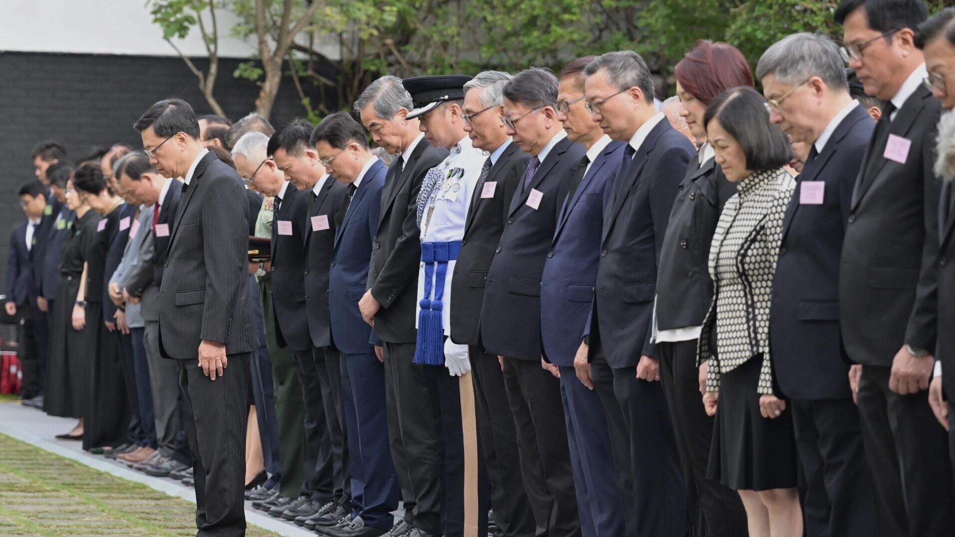 行政長官李家超和特區政府高層官員出席在香港大會堂紀念花園舉行的官方儀式，紀念中國人民抗日戰爭勝利。(政府新聞處)
