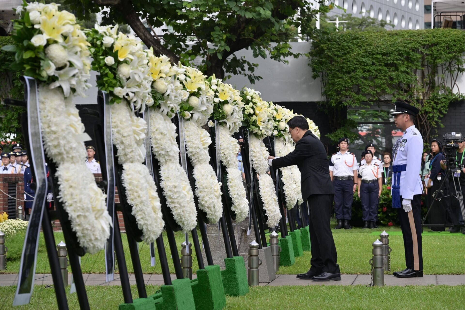行政長官李家超和特區政府高層官員出席在香港大會堂紀念花園舉行的官方儀式,紀念中國人民抗日戰爭勝利。(政府新聞處)
