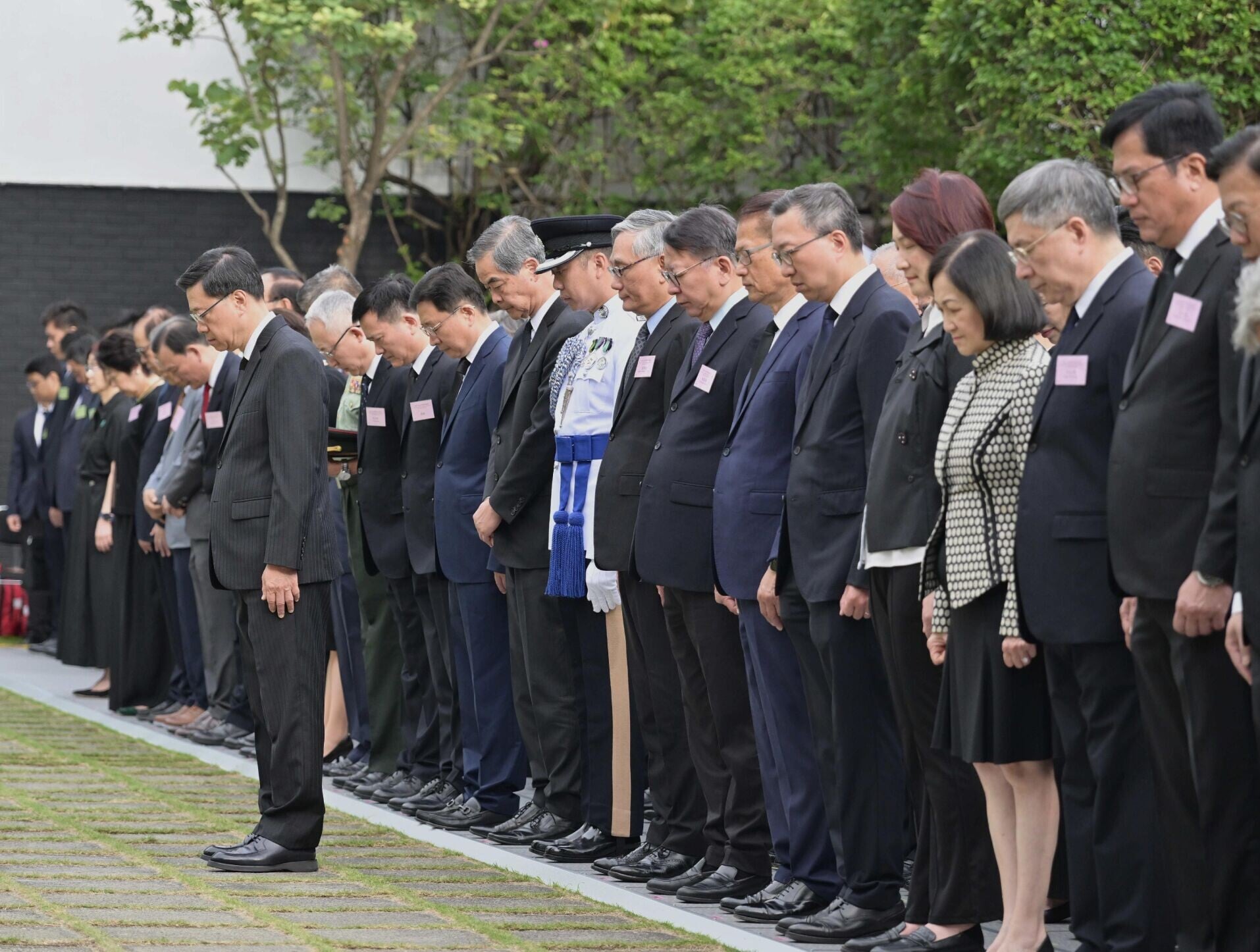 行政長官李家超和特區政府高層官員出席在香港大會堂紀念花園舉行的官方儀式,紀念中國人民抗日戰爭勝利。(政府新聞處)