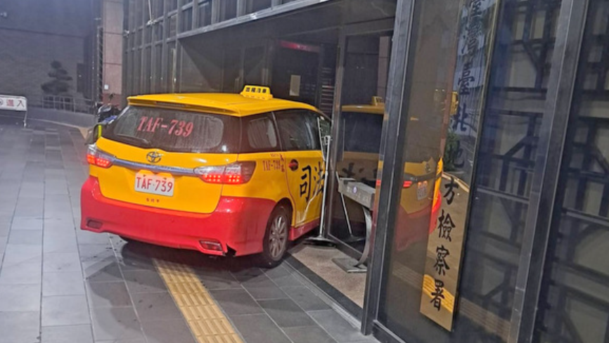 台北市一名的士司機疑因不滿司法判決，遭判刑拘役3月，清晨駕車衝撞台北地方檢察署大門，車身印有「司法已死」、「官逼民反」等字樣。事件未造成人員傷亡，的士司機已被警方逮捕。(網上圖片)