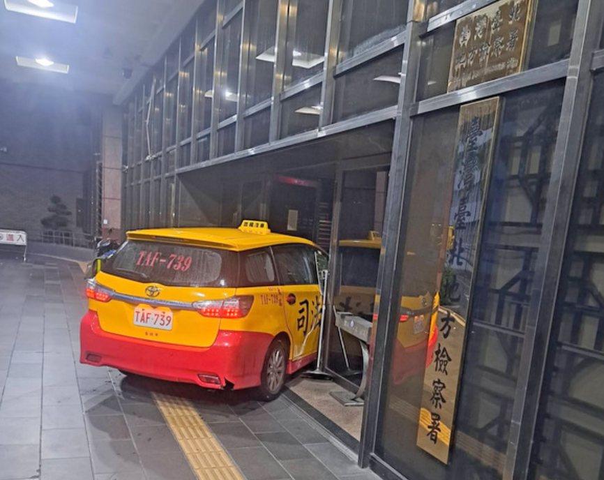 台北市一名的士司機疑因不滿司法判決,遭判刑拘役3月,清晨駕車衝撞台北地方檢察署大門,車身印有「司法已死」、「官逼民反」等字樣。事件未造成人員傷亡,的士司機已被警方逮捕。(網上圖片)