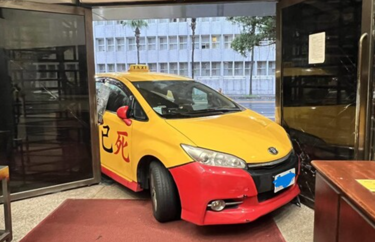 台北市一名的士司機疑因不滿司法判決,遭判刑拘役3月,清晨駕車衝撞台北地方檢察署大門,車身印有「司法已死」、「官逼民反」等字樣。事件未造成人員傷亡,的士司機已被警方逮捕。(網上圖片)