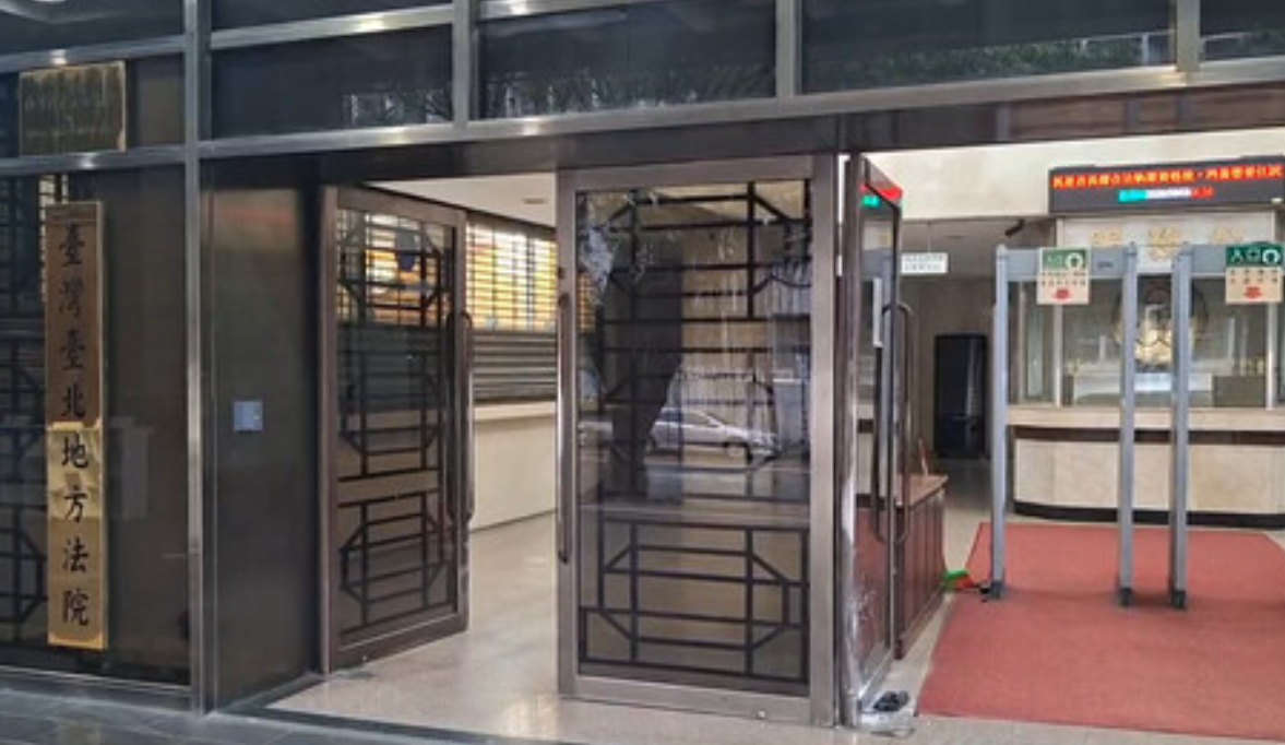 台北市一名的士司機疑因不滿司法判決,遭判刑拘役3月,清晨駕車衝撞台北地方檢察署大門,車身印有「司法已死」、「官逼民反」等字樣。事件未造成人員傷亡,的士司機已被警方逮捕。(網上圖片)