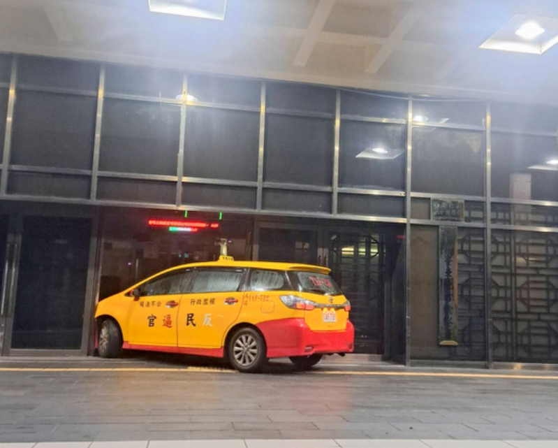 台北市一名的士司機疑因不滿司法判決,遭判刑拘役3月,清晨駕車衝撞台北地方檢察署大門,車身印有「司法已死」、「官逼民反」等字樣。事件未造成人員傷亡,的士司機已被警方逮捕。(網上圖片)