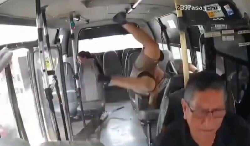 鐵騎士打了個筋斗剛好落在座椅上再墮在車上通道。(X)