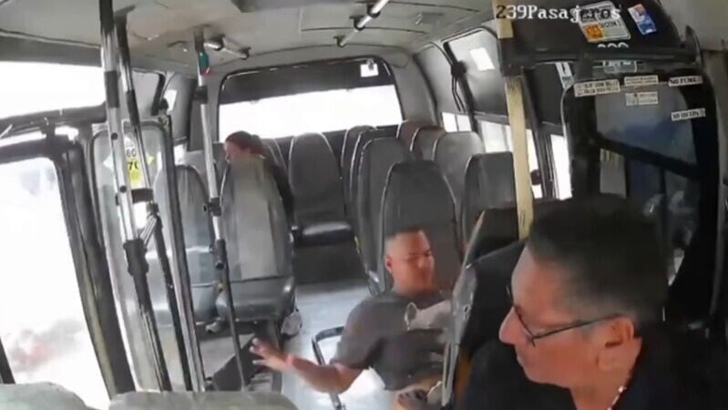 鐵騎士打了個筋斗剛好落在座椅上再墮在車上通道。(X)