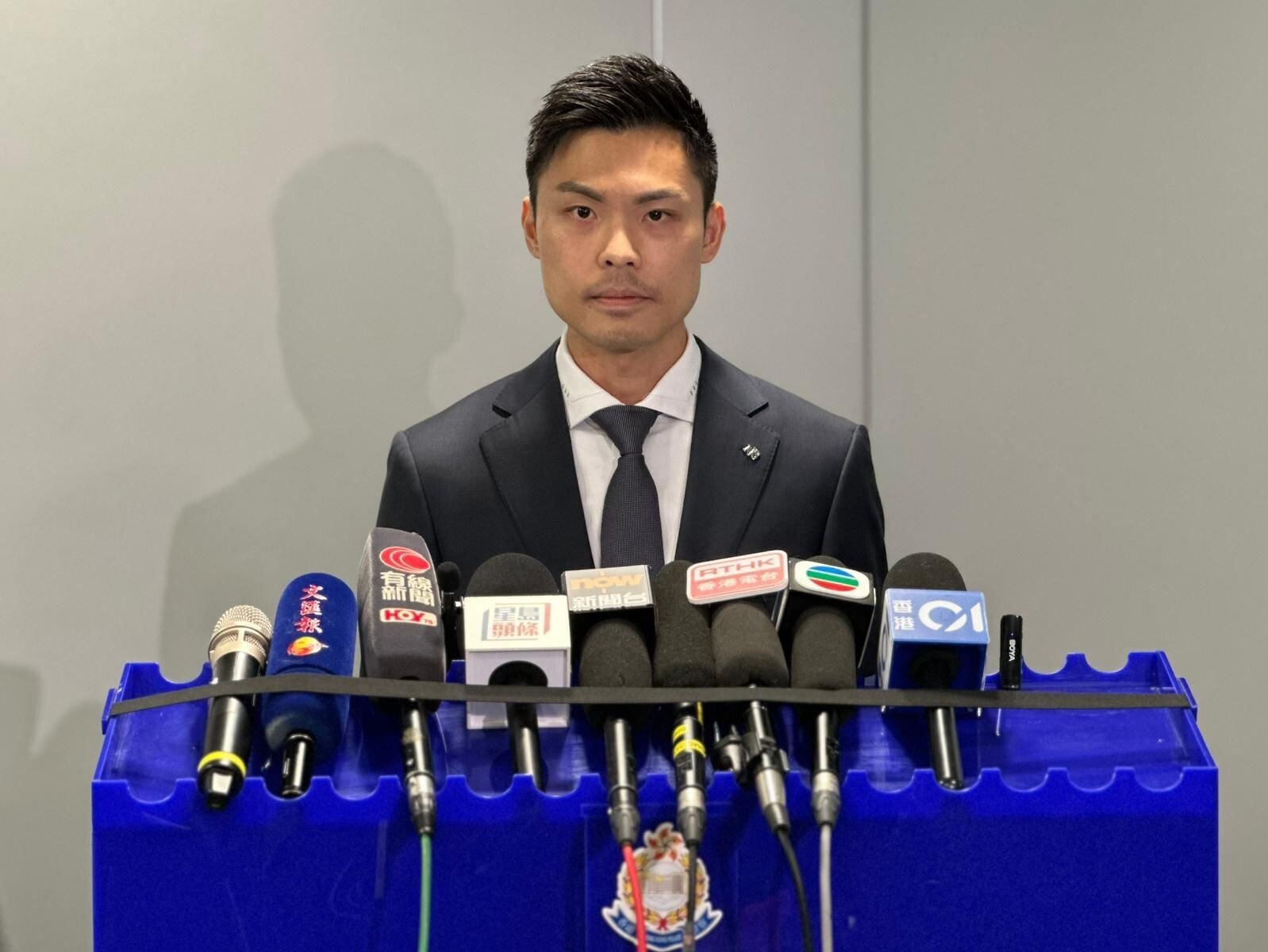 長沙灣工廈毒品倉空氣清新機辟味,警檢5700萬大麻花拘兩男。