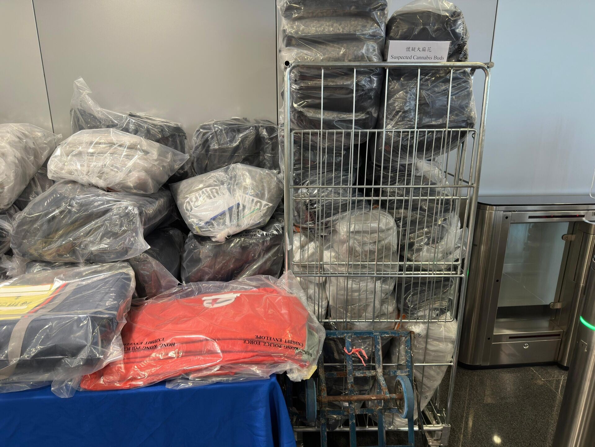 長沙灣工廈毒品倉空氣清新機辟味,警檢5700萬大麻花拘兩男。