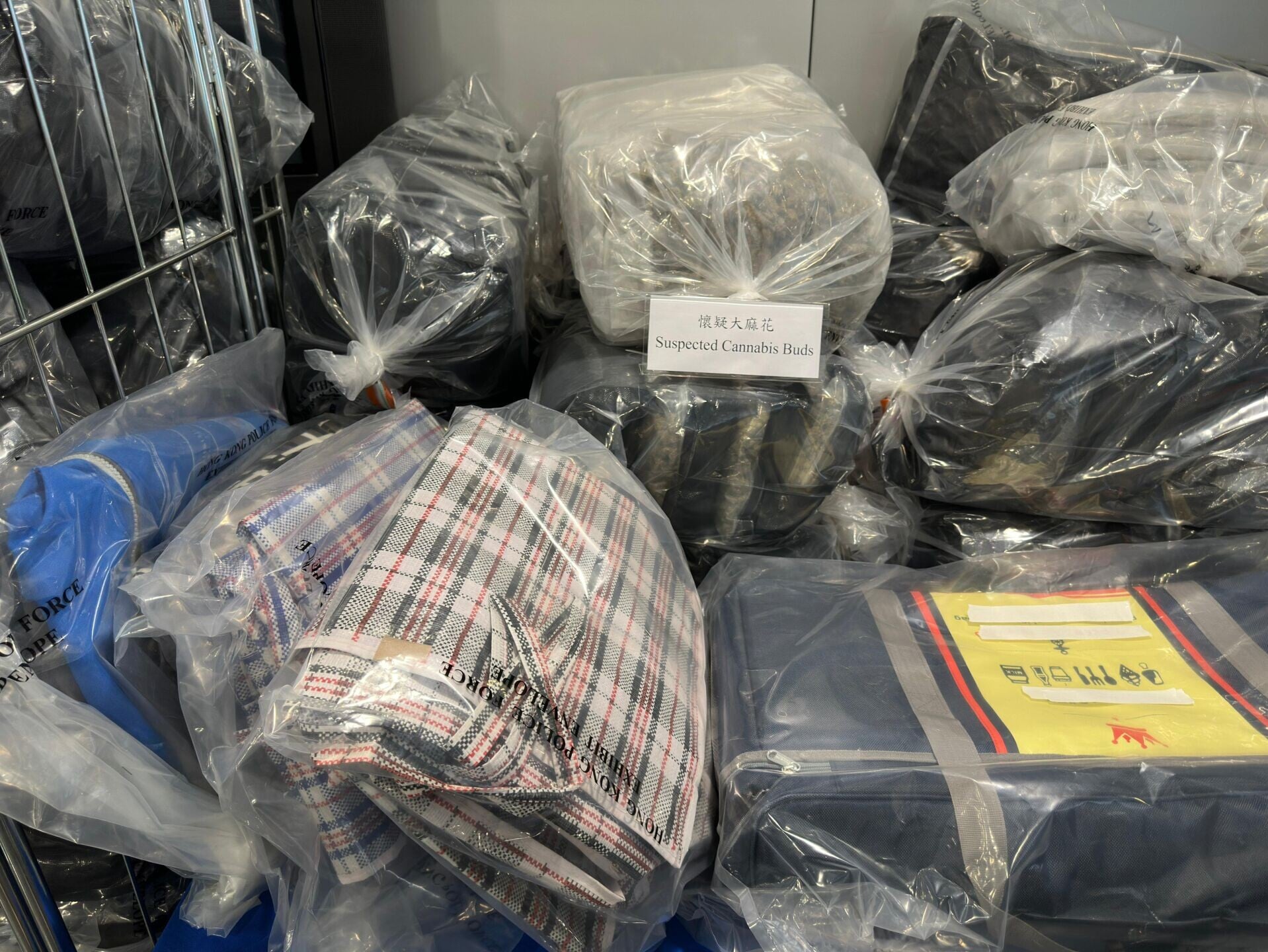 長沙灣工廈毒品倉空氣清新機辟味,警檢5700萬大麻花拘兩男。