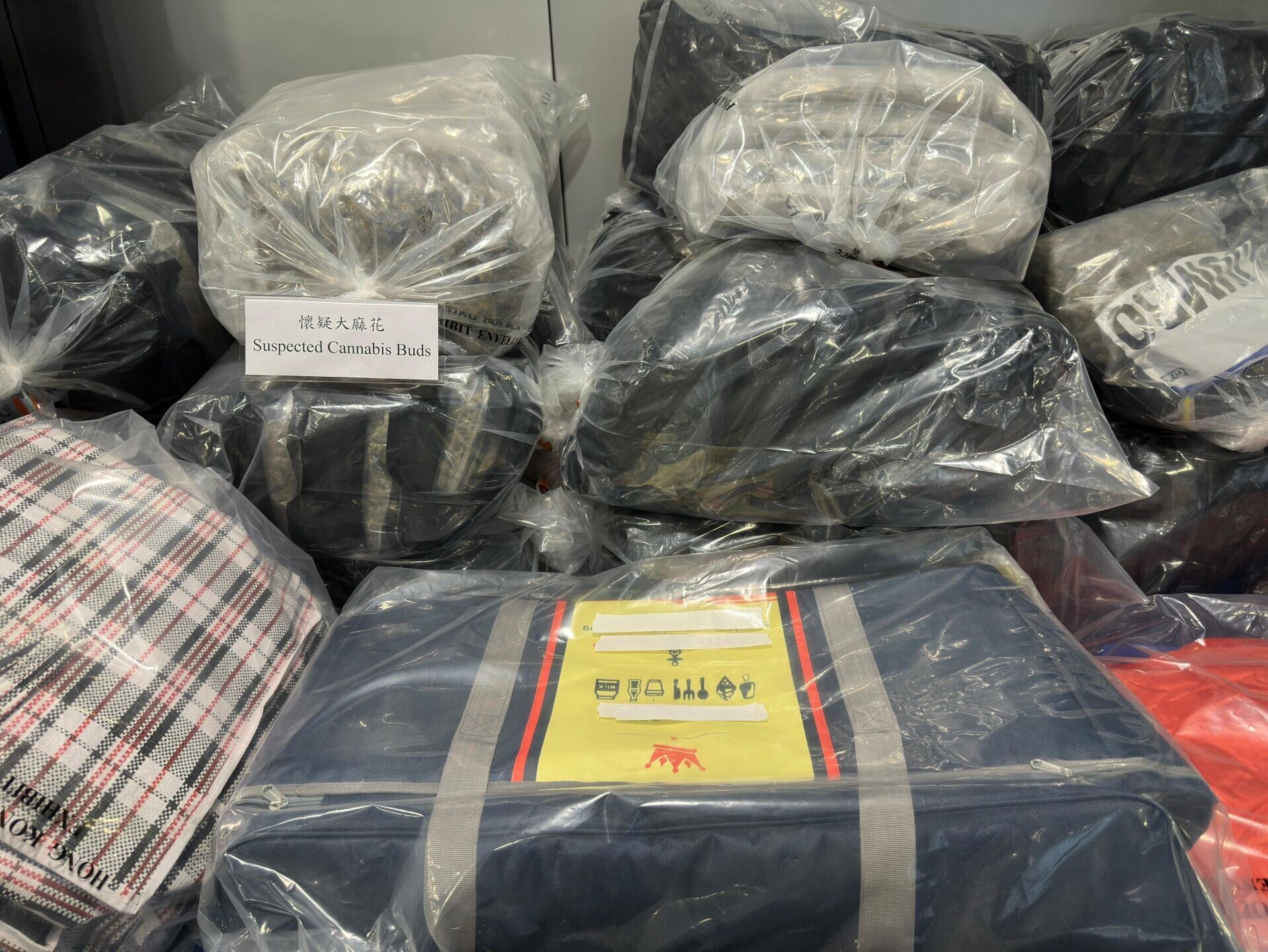 長沙灣工廈毒品倉空氣清新機辟味,警檢5700萬大麻花拘兩男。