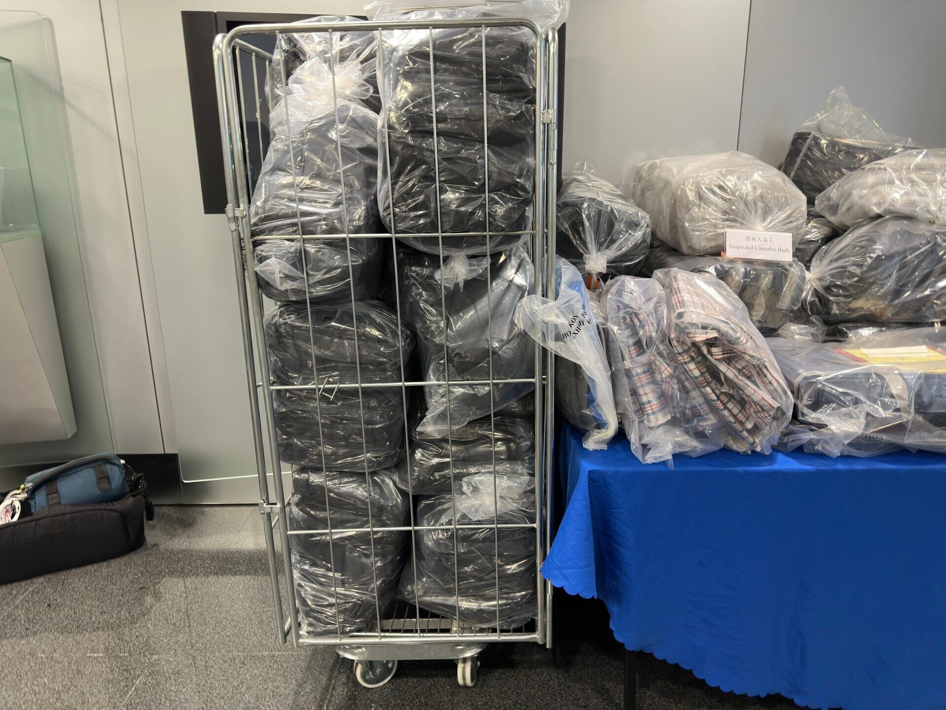 長沙灣工廈毒品倉空氣清新機辟味,警檢5700萬大麻花拘兩男。