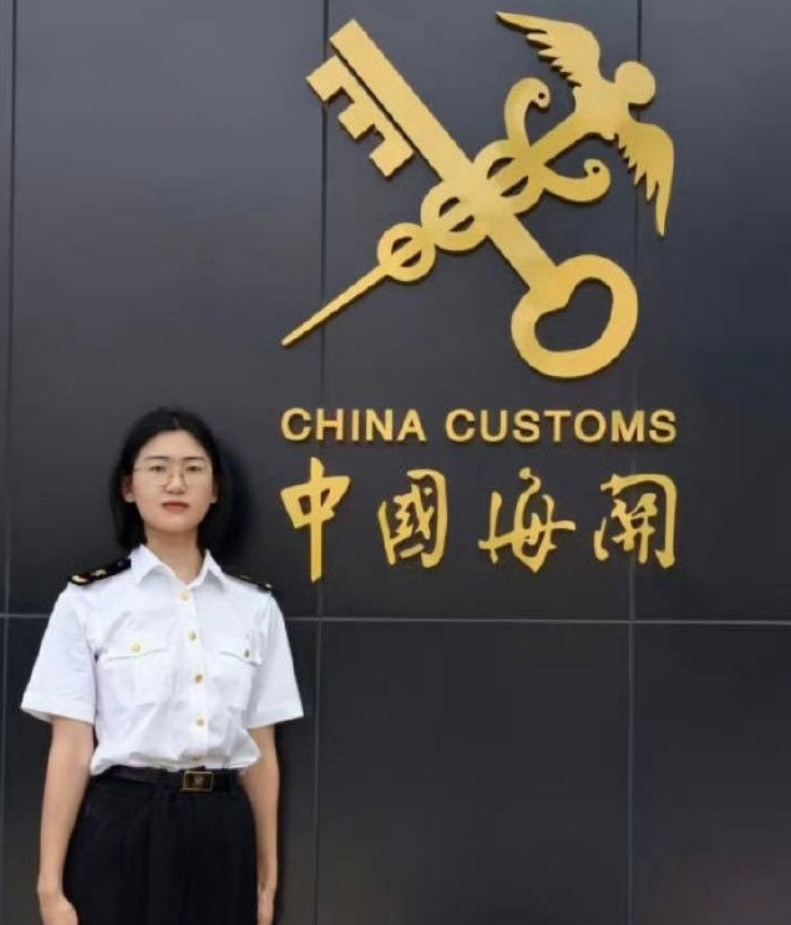 西藏尼泊爾泥石流|李雷陽8月21日到吉隆口岸報到,擔任吉隆海關植物檢疫四級主辦及以下職級,單位在社交平台分享她入職的訊息。