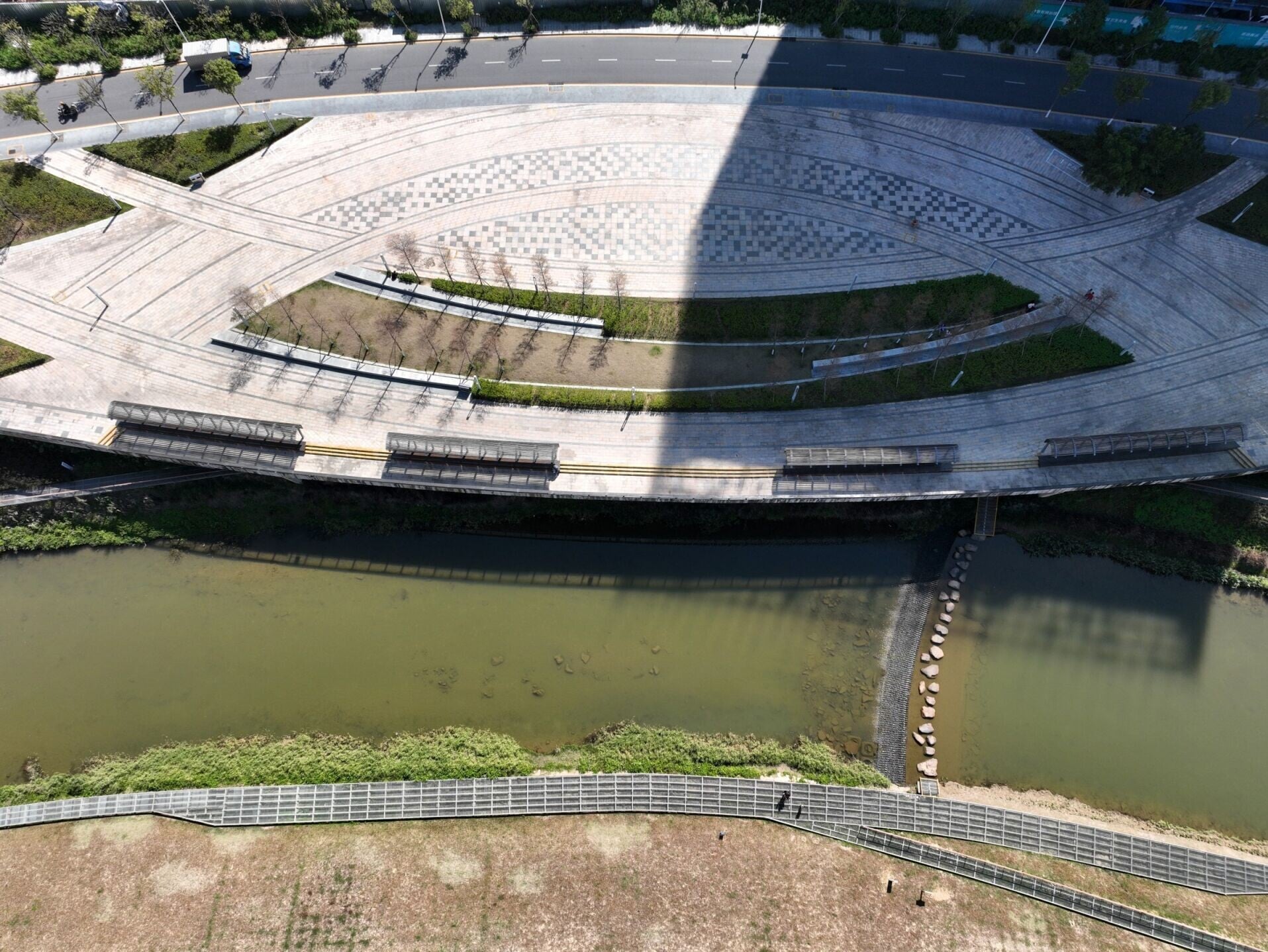 沿坪山河自然博物長廊,途經坪山河公園,園內有溪河蜿蜒流過,河岸美人蕉與格桑花海綿延,徒步或踏單車皆相宜。 (圖片來源:視覺中國)