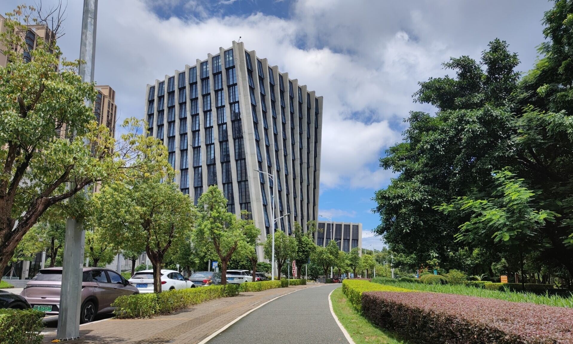 坪山圖書館,40米螺旋結構共10層,社交平台形容為「外觀如無形大手翻捲書塔」,你又覺得如何呢?(圖片來源:視覺中國)