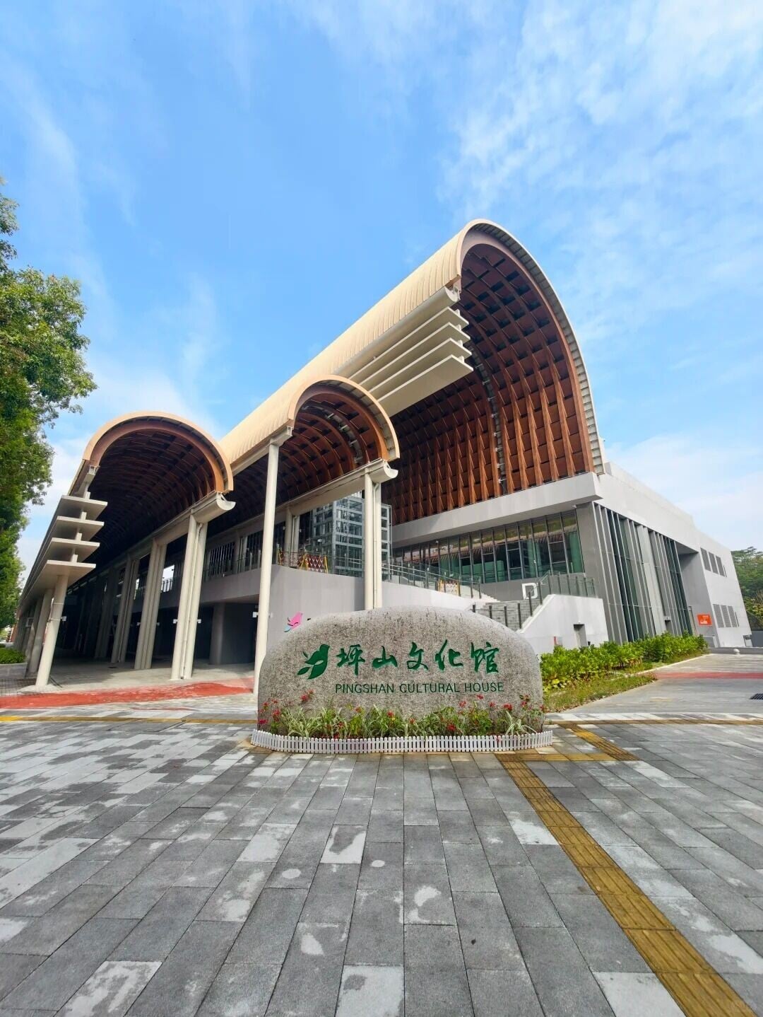坪山文化館,坑梓科技文化中心南區主體,地上8層、地下2層。新型建築與傳統木色拱廊交織,呈現新舊交融的建築美學。(圖片來源:漫遊公園@小紅書)