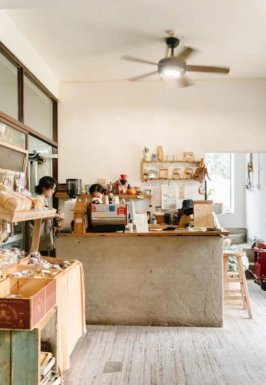坪山雕塑藝術創意園的麵包店,木製貨架、天花風扇,搭配水泥風布局,充滿文青氣息。(圖片來源:坪山雕塑藝術創意園微信)