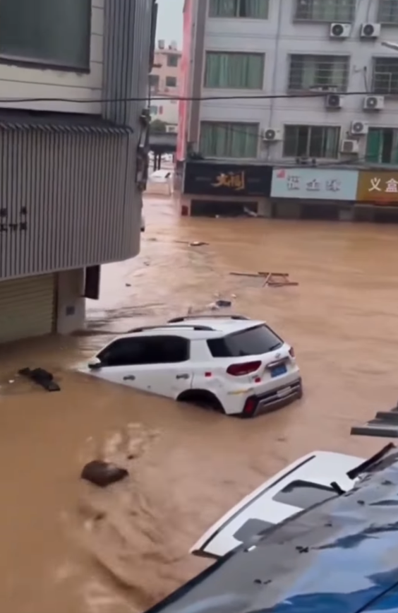 颱風「沙德爾」復活第三次登陸福建 多處暴雨遭水淹街道變河流(有片)