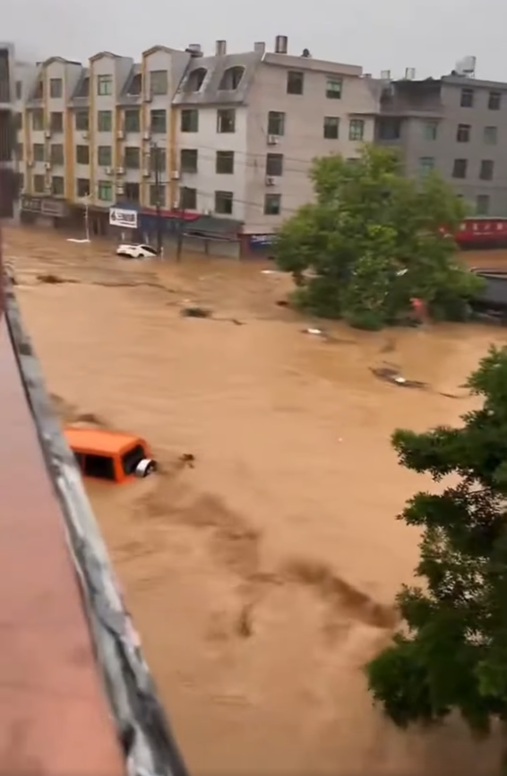 颱風「沙德爾」復活第三次登陸福建 多處暴雨遭水淹街道變河流(有片)