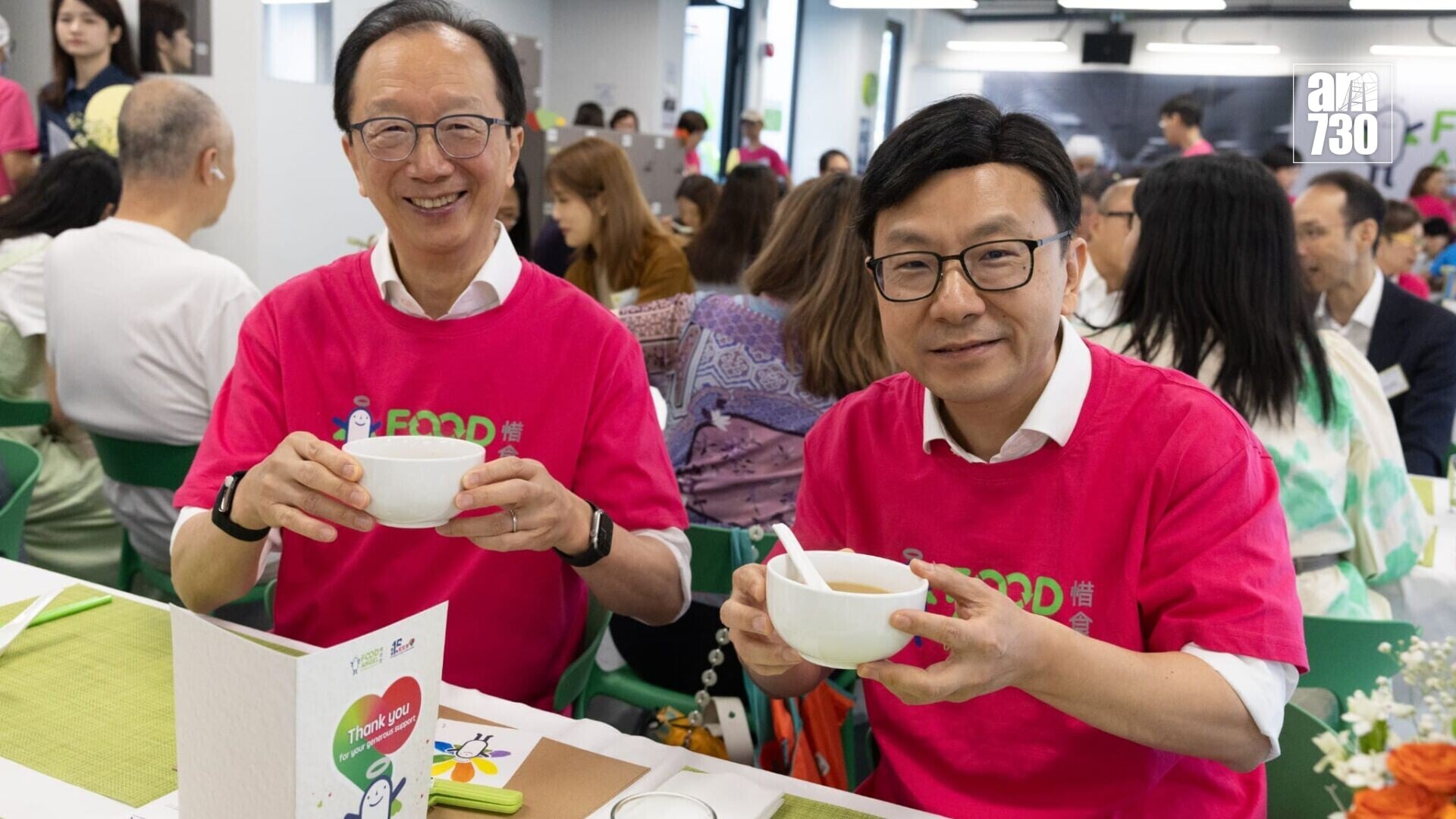 孫玉菡(右)指惜食堂體現民商政合作模式。(蘇文傑攝)