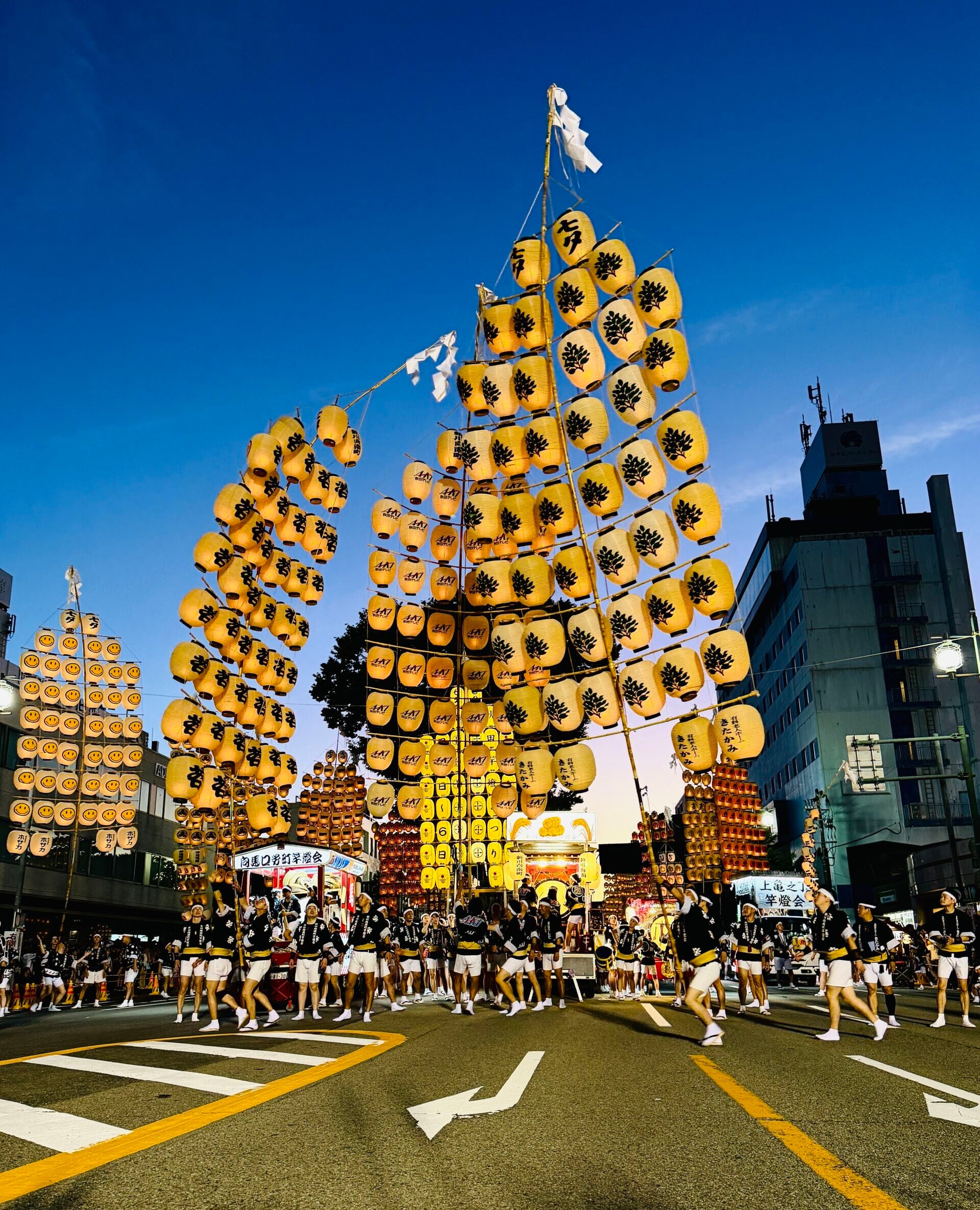 2日本東北三大祭之一的秋田燈竿祭。