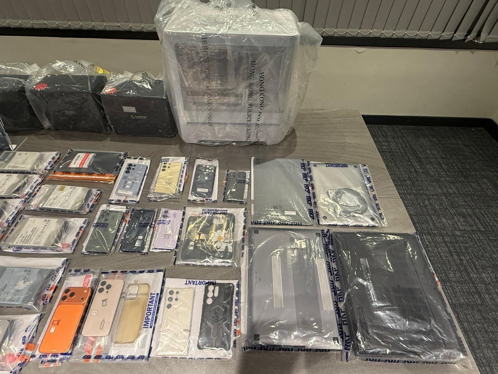 行動中,警方檢獲一批證物。