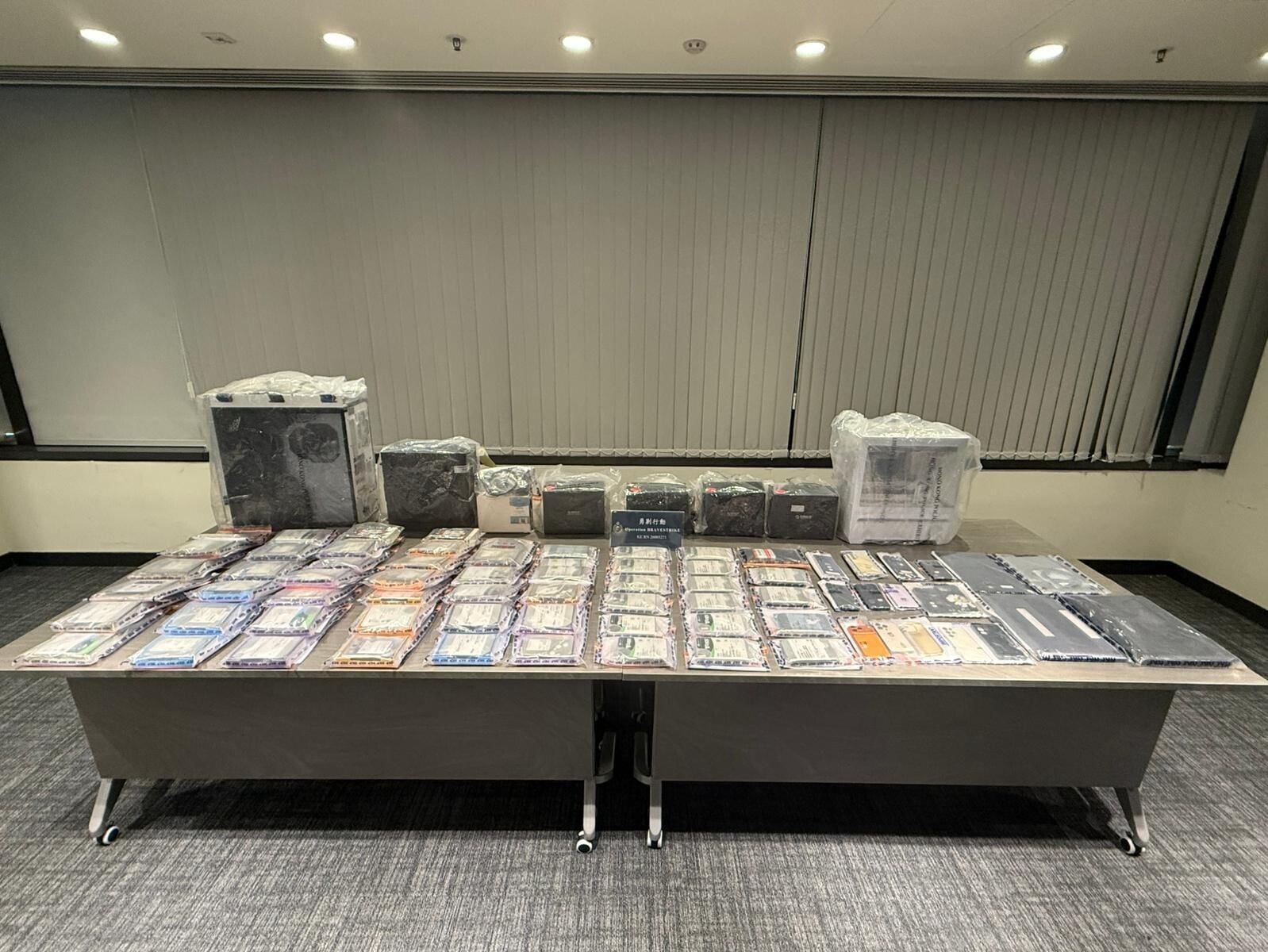 行動中,警方檢獲一批證物。