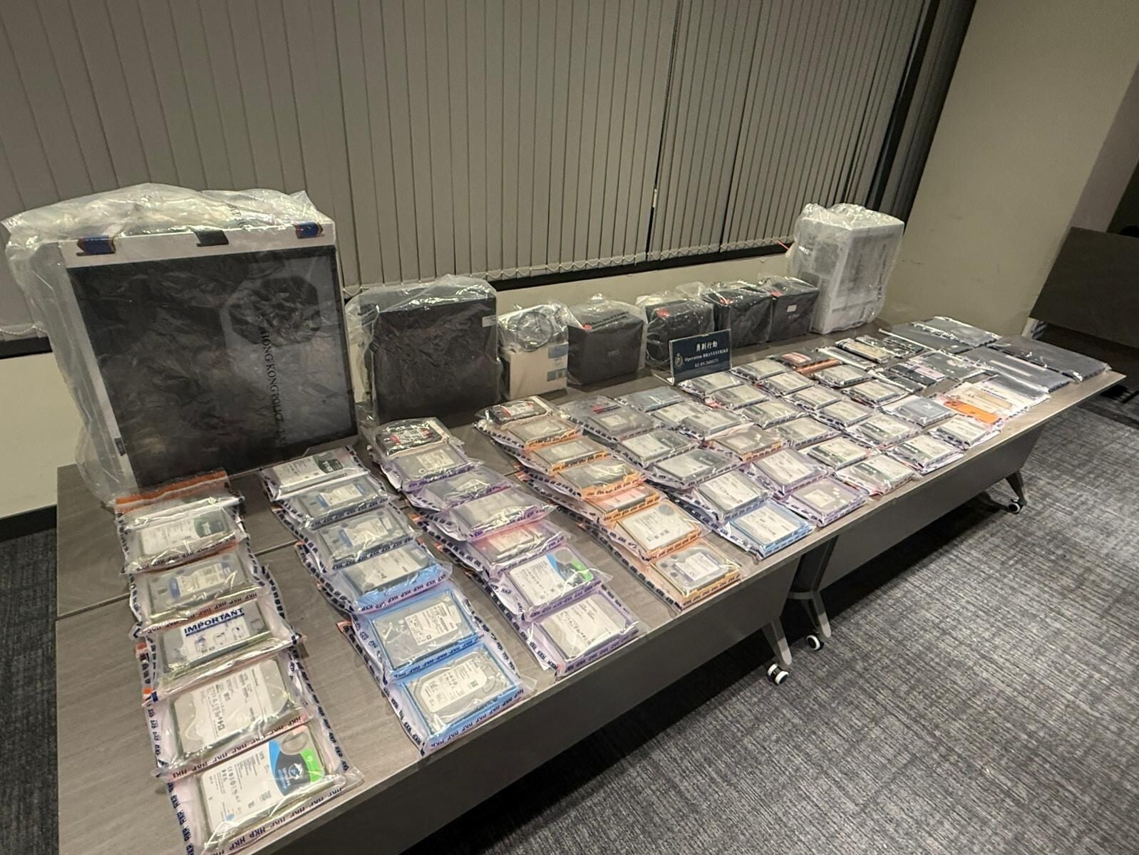 行動中,警方檢獲一批證物。