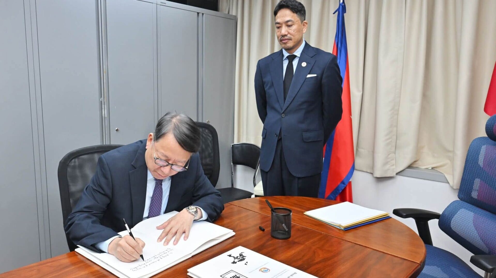 陳國基代表特區政府，前往尼泊爾駐港總領事館簽署弔唁冊。（陳國基社交專頁圖片）