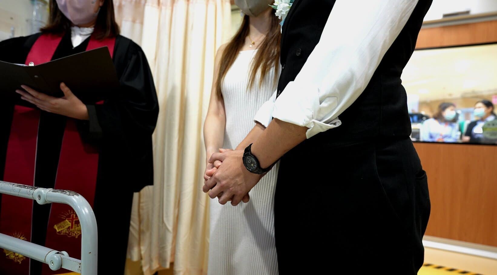 將軍澳醫院晚期癌症病人婉芳,其女兒Cathy與準女婿Curtis將證婚儀式提前,病房布置成溫馨的證婚場地。(九龍東智 ‧ SMART)