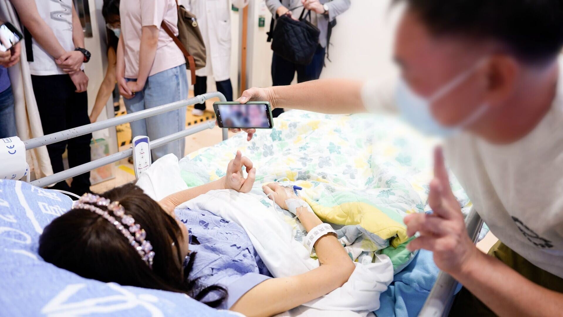 將軍澳醫院晚期癌症病人婉芳,其女兒Cathy與準女婿Curtis將證婚儀式提前,病房布置成溫馨的證婚場地。(九龍東智 ‧ SMART)