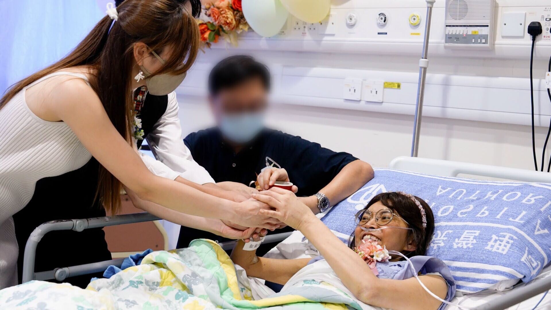 將軍澳醫院晚期癌症病人婉芳,其女兒Cathy與準女婿Curtis將證婚儀式提前,病房布置成溫馨的證婚場地。(九龍東智 ‧ SMART)