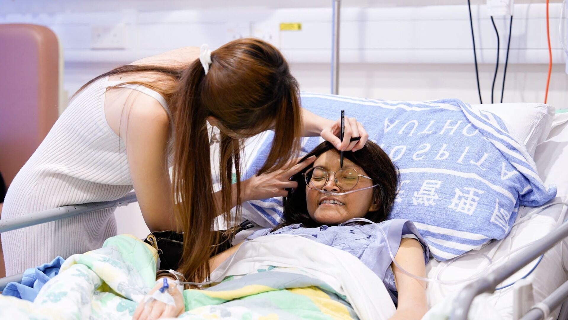 將軍澳醫院晚期癌症病人婉芳,其女兒Cathy與準女婿Curtis將證婚儀式提前,病房布置成溫馨的證婚場地。(九龍東智 ‧ SMART)