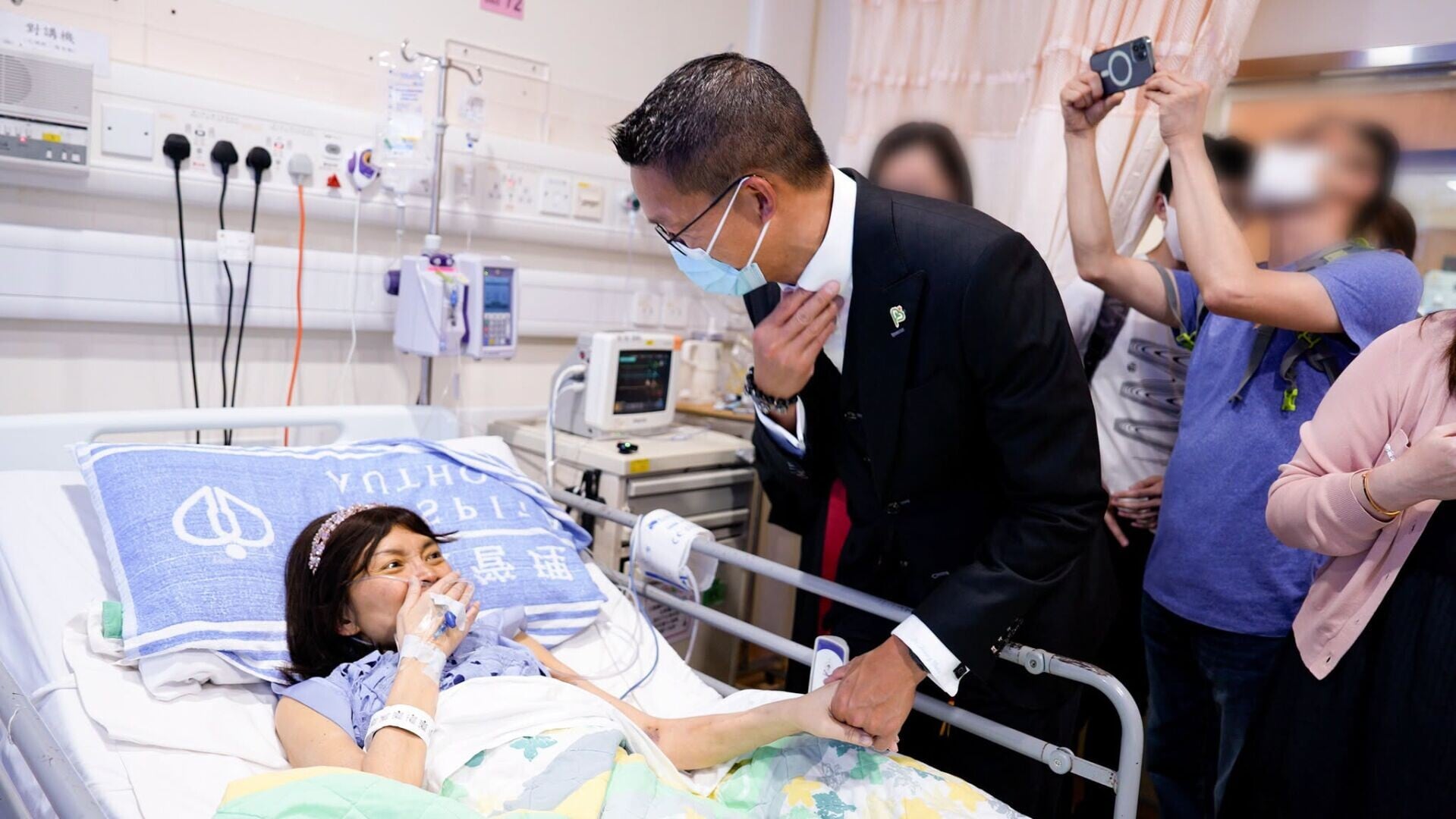 將軍澳醫院晚期癌症病人婉芳,其女兒Cathy與準女婿Curtis將證婚儀式提前,病房布置成溫馨的證婚場地。(九龍東智 ‧ SMART)
