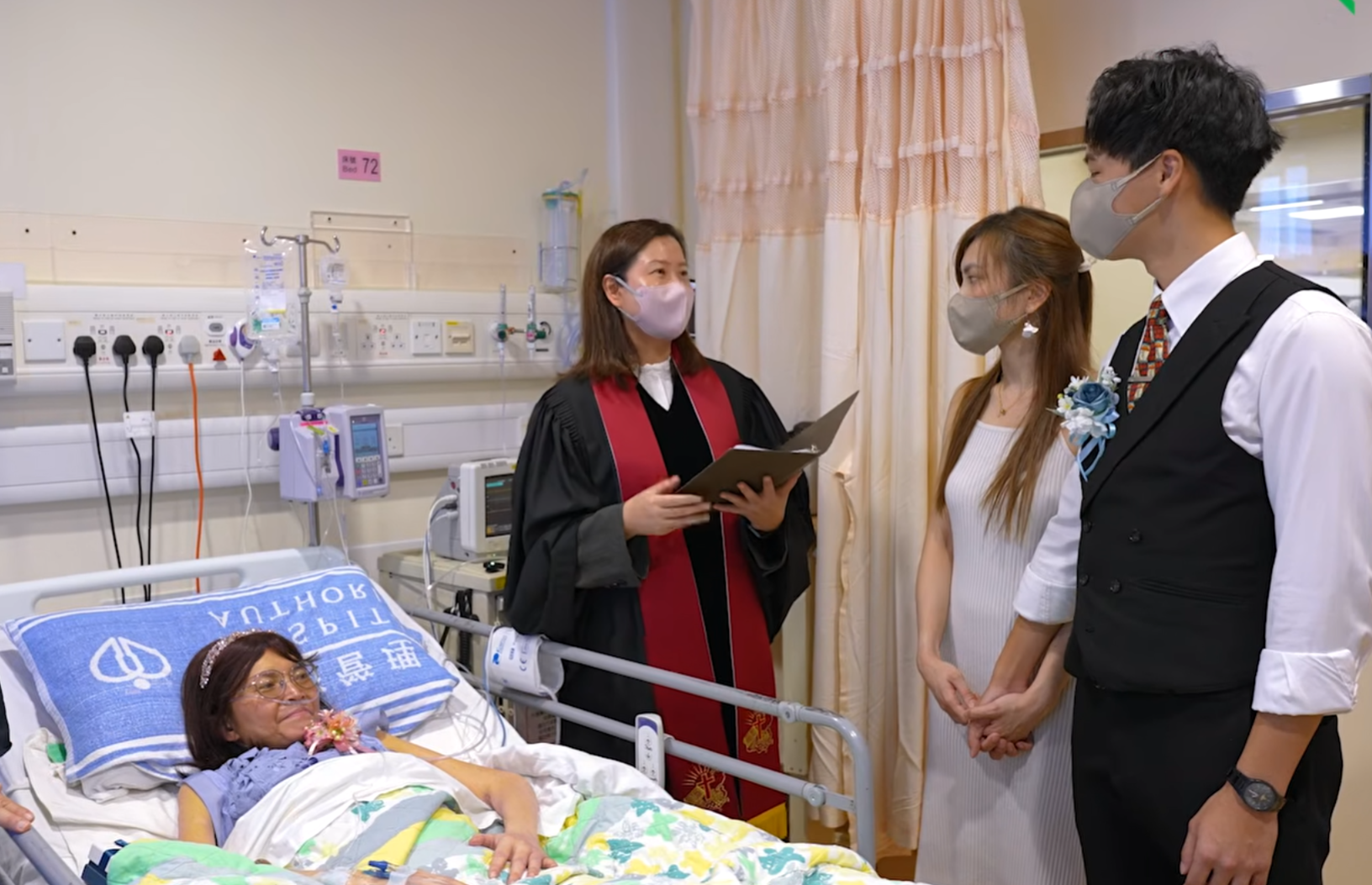 將軍澳醫院晚期癌症病人婉芳,其女兒Cathy與準女婿Curtis將證婚儀式提前,病房布置成溫馨的證婚場地。(九龍東智 ‧ SMART)
