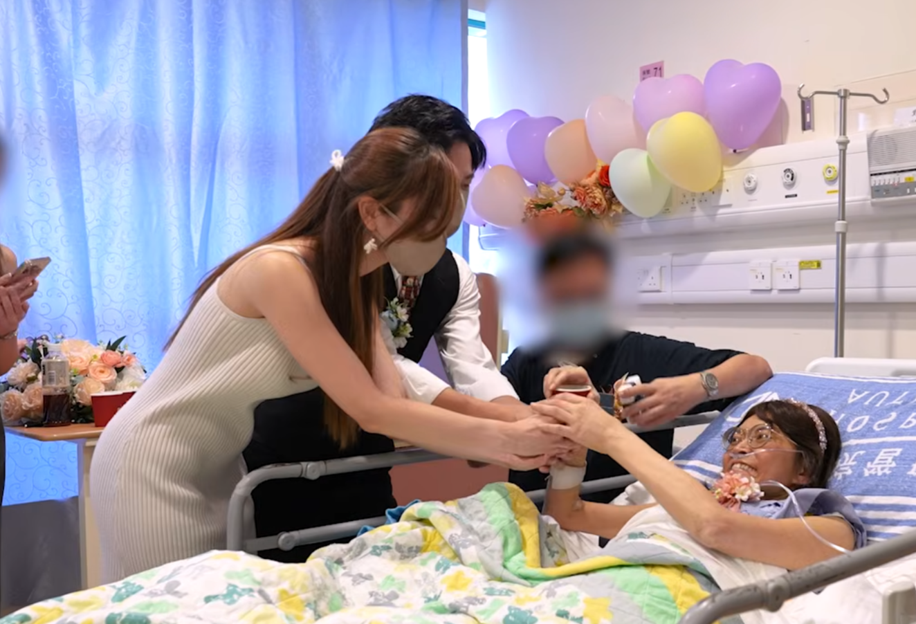 將軍澳醫院晚期癌症病人婉芳,其女兒Cathy與準女婿Curtis將證婚儀式提前,病房布置成溫馨的證婚場地。(九龍東智 ‧ SMART)
