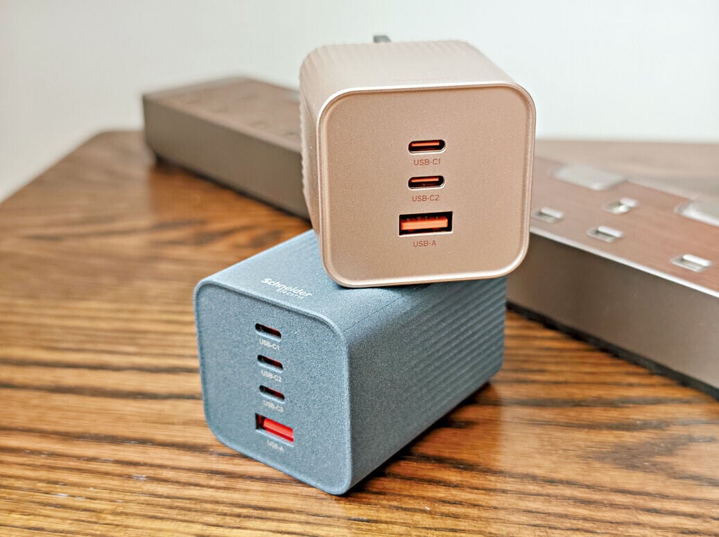 施耐德電氣GaN USB快速充電器系列有三及四插頭型號。