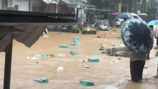 浙江溫州洪水毀鞋廠 鞋漂滿街民眾撿拾