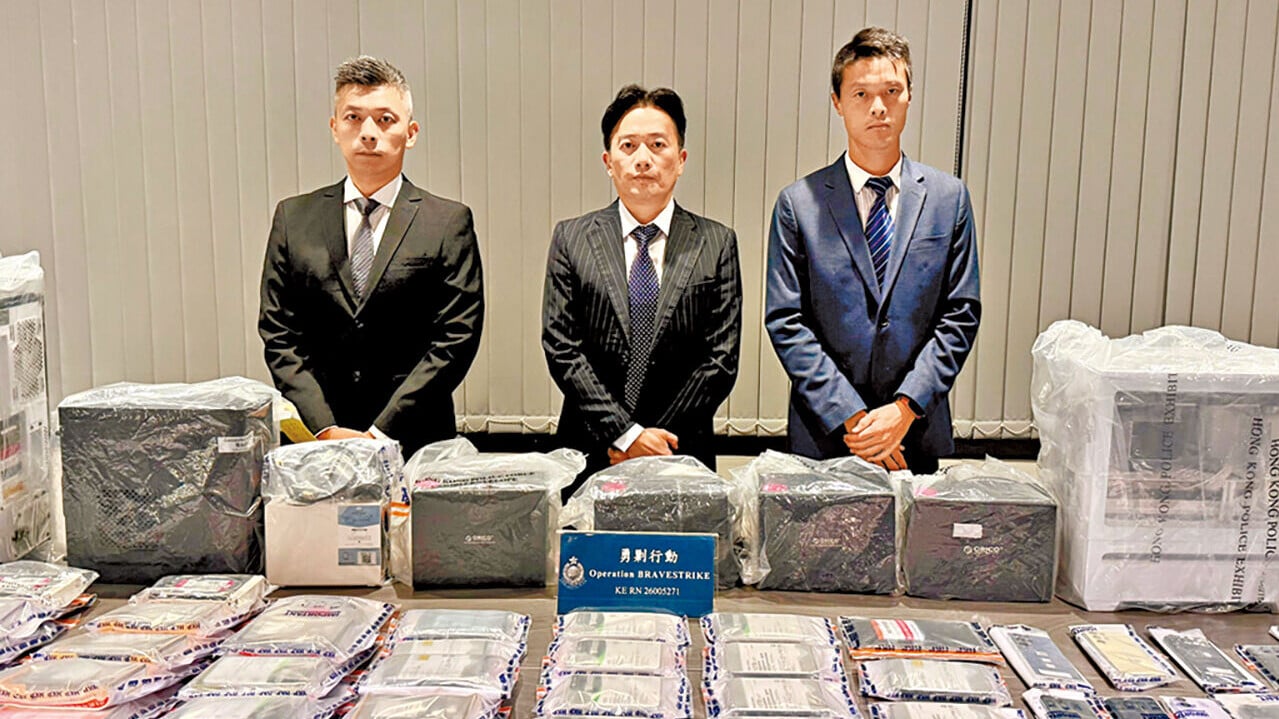 警方拘捕21人涉嫌管有兒童色情物品，檢獲多部電子裝置。