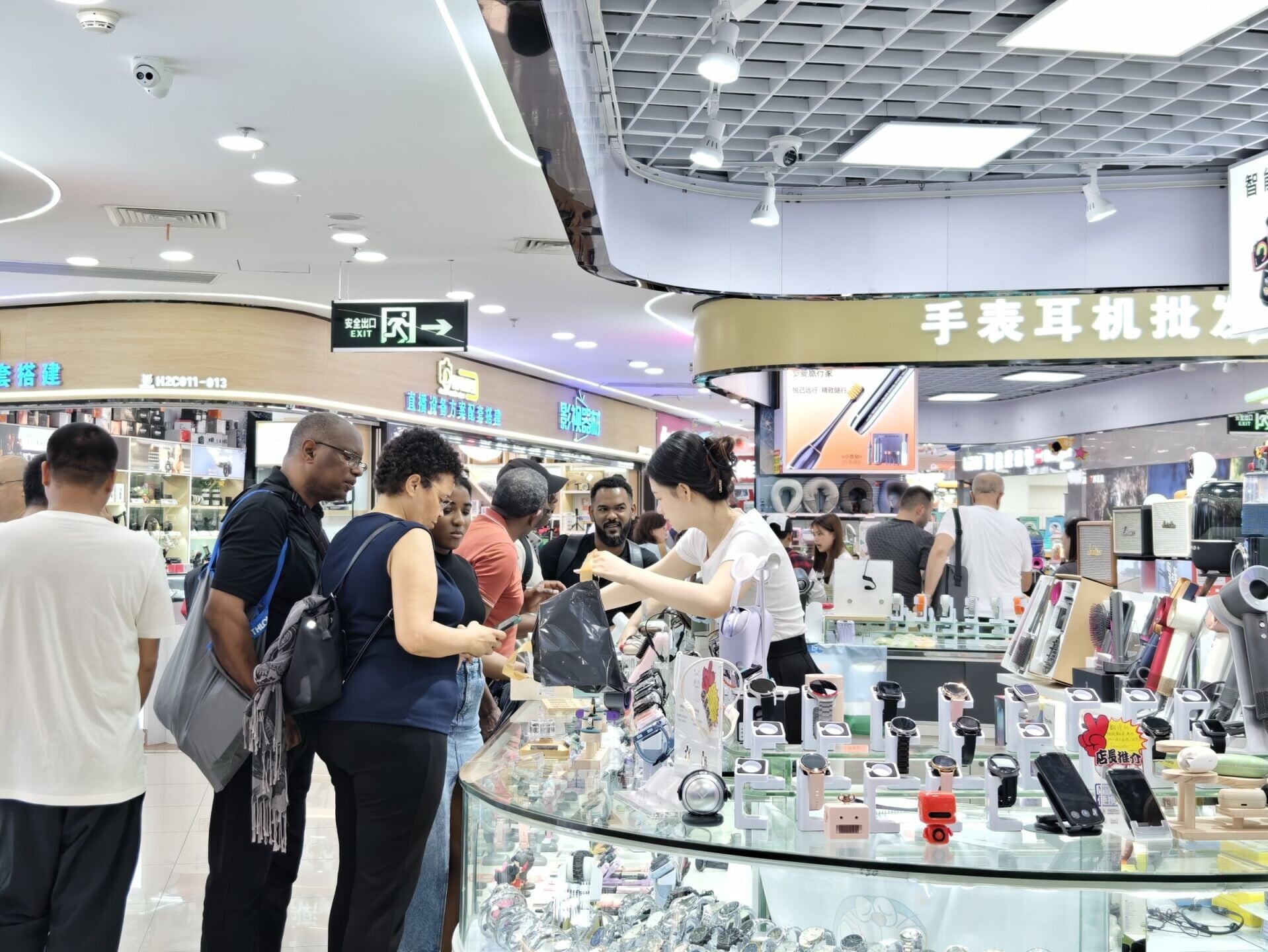 華強北每天都有遊客到訪,耳機、智能手錶等都是他們喜歡的科技產品,「空手來,滿箱走」的情況屢見不鮮。(圖片來源:視覺中國)