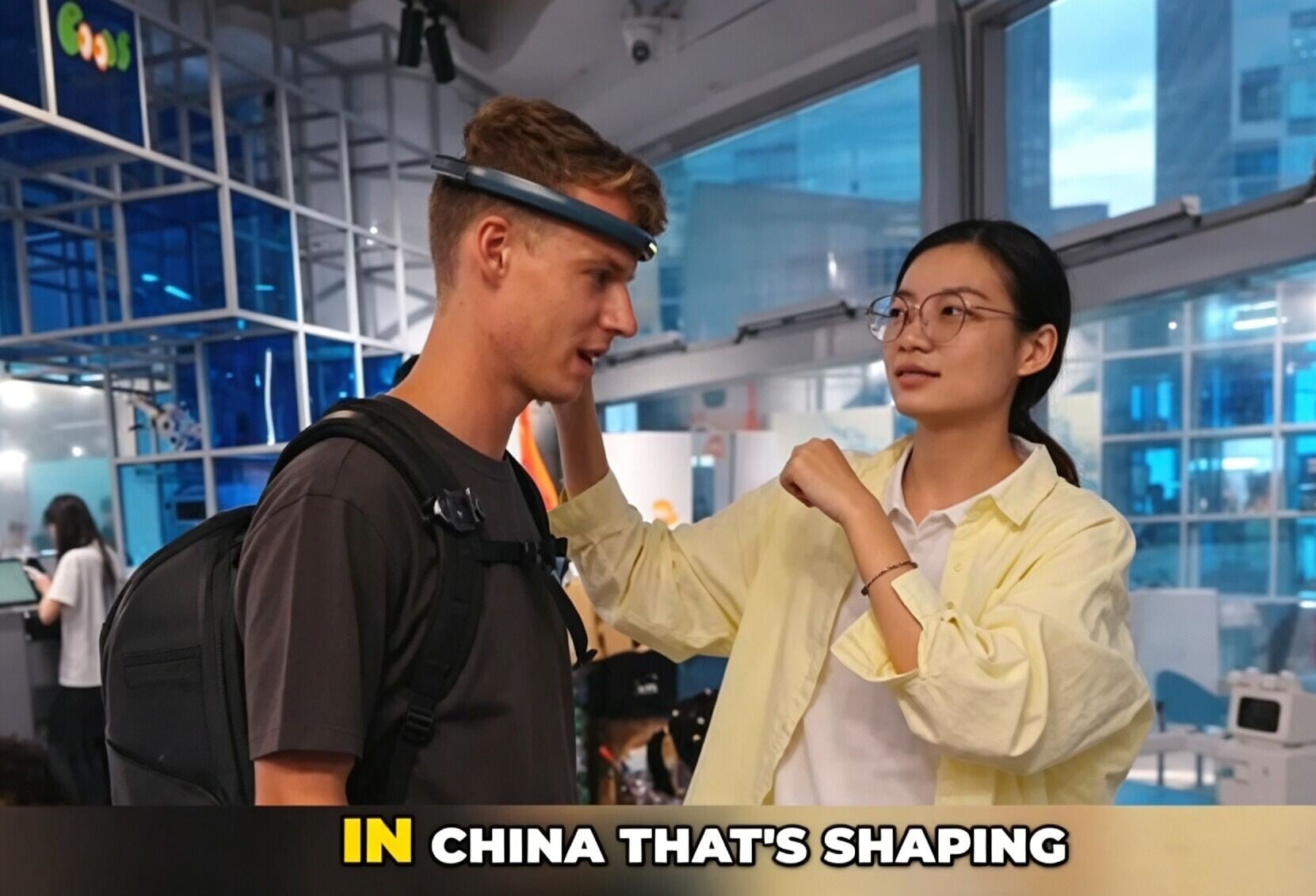 Joel戴上裝置,利用腦部控制賽車的速度,大呼神奇。(圖片來源:Joel and Emilia短片截圖)