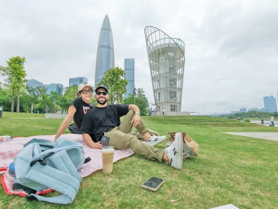 在深圳,即使公園草地也是景點,網紅們在草地上鋪上軟墊,點一杯外帶茶飲,休閒一會,享受美好時光。(網上圖片)