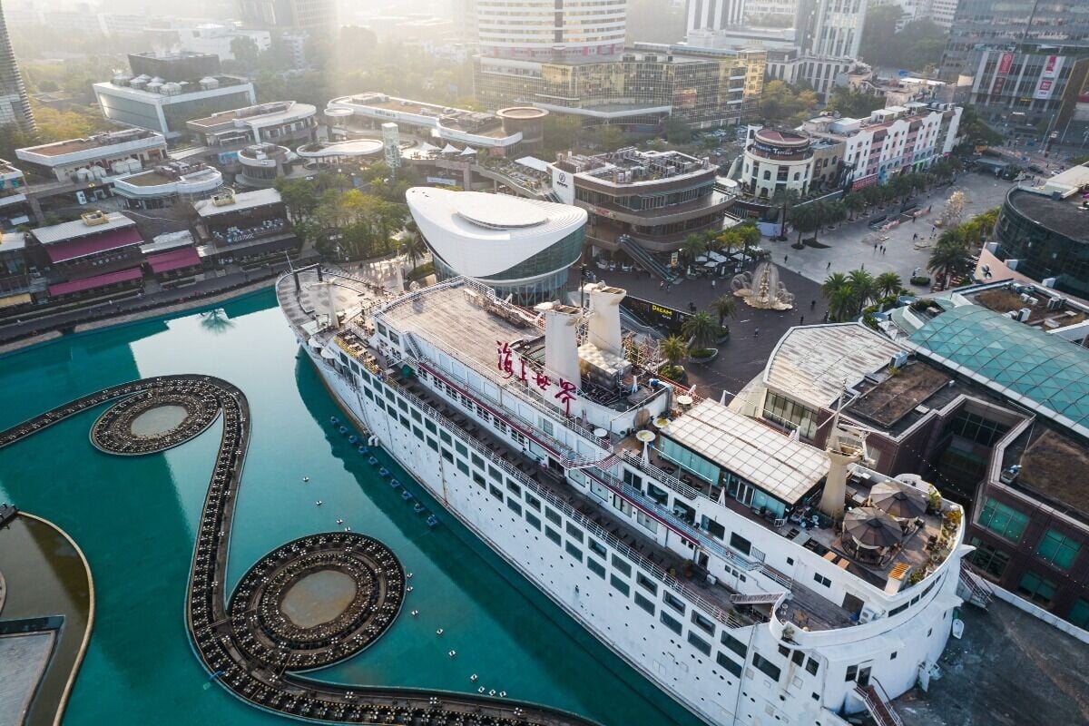 明華輪是海上世界核心地標,它是一艘退役郵輪,輪上的「海上世界」四字由鄧小平題寫。內部設有餐廳酒吧和沉浸式劇場,是遊客必到的打卡點。(圖片來源:視覺中國)