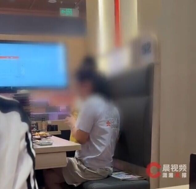 北京海淀大悅城壽司郎店內,一名家長竟直接在用餐餐桌上替孩子接尿