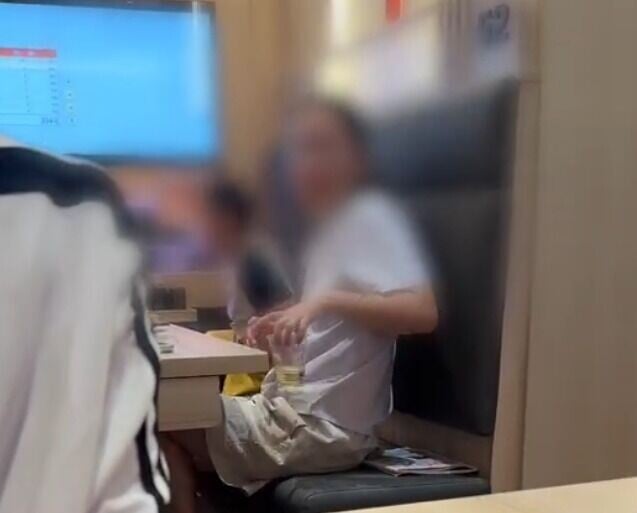 拍片者表示發現有家長在餐桌位置替孩子接尿後,向店員反映後對方沒有上前阻止