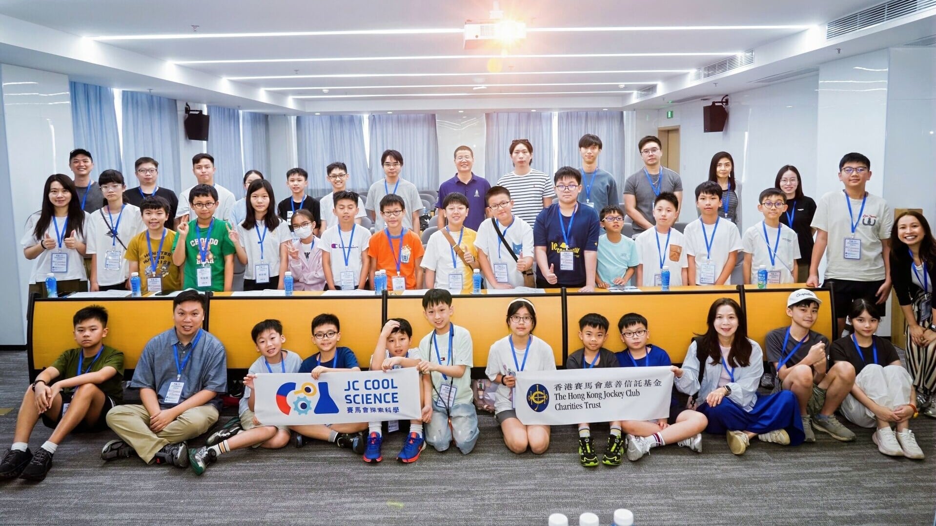 38位小學教師和學生先到文昌航天講座中認識火箭構造與發射原理的講解，之後更動手製造小火箭，並在專家指導員協助下成功發射升空。