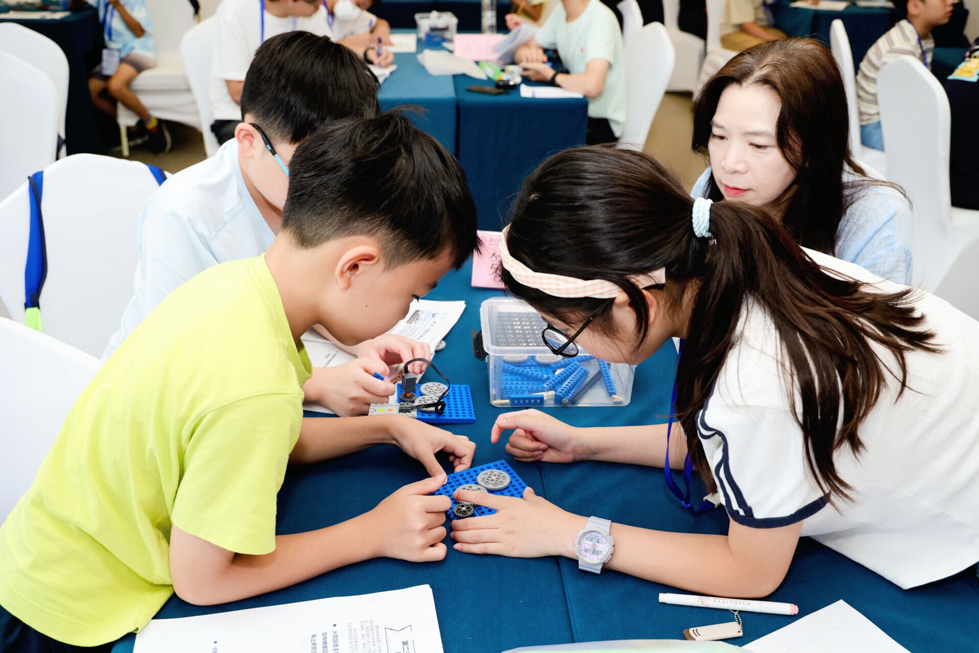 「賽馬會探索科學 — 小學科學先鋒挑戰賽2026」科學啟迪之旅學生在北京師範大學撲翼機課程中,學習親手組裝齒輪傳動結構。