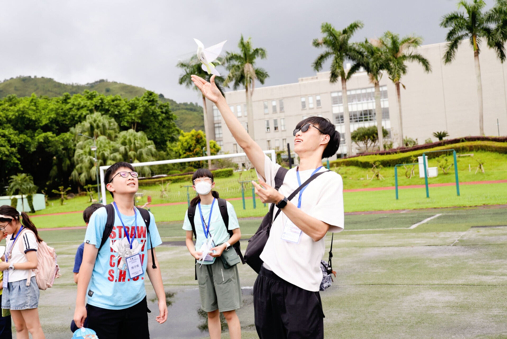 「賽馬會探索科學 — 小學科學先鋒挑戰賽2026」科學啟迪之旅師生一起於北京師範大學珠海校區操場上進行撲翼機試飛挑戰。