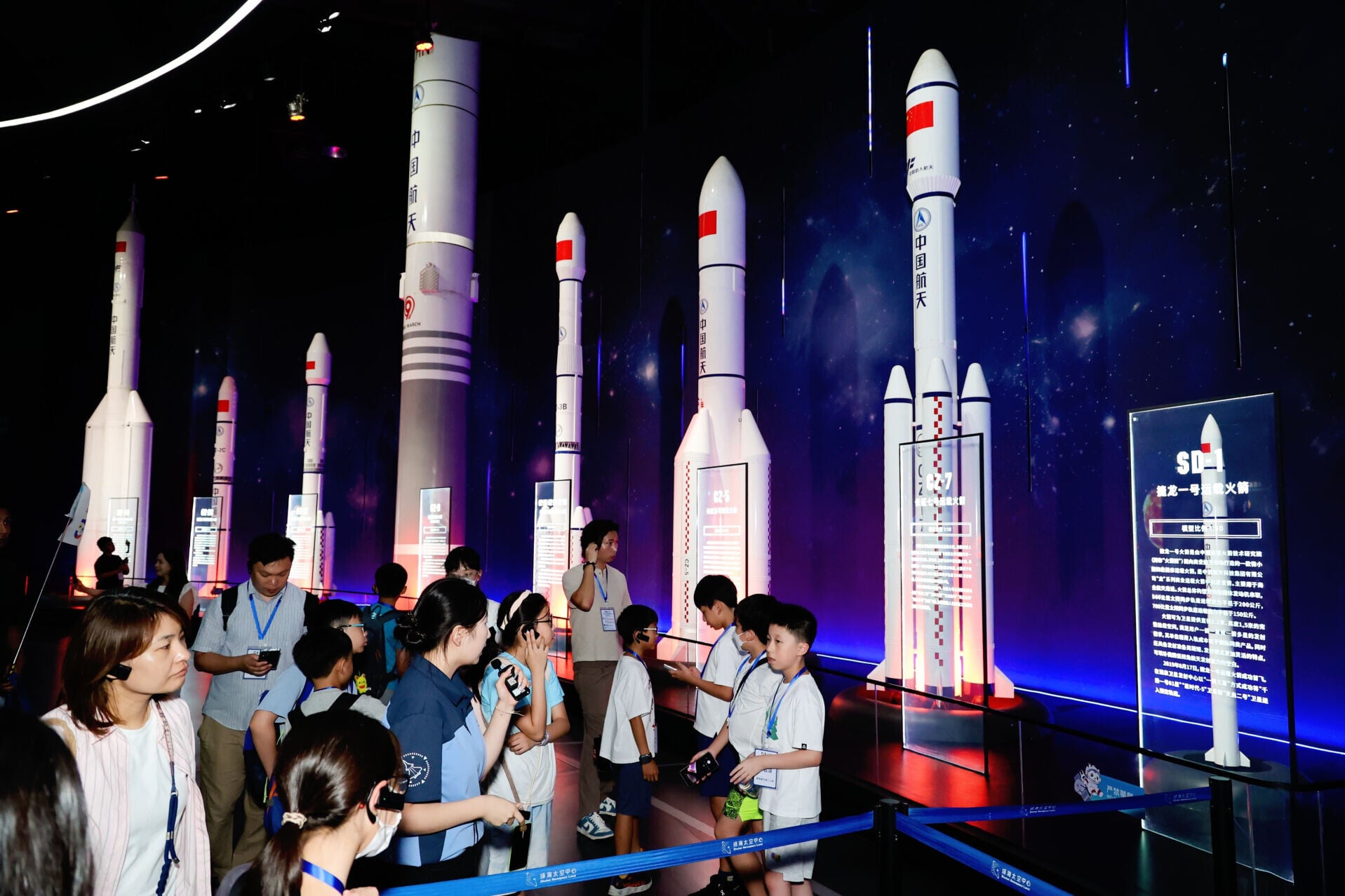 「賽馬會探索科學 — 小學科學先鋒挑戰賽2026」科學啟迪之旅師生在珠海太空中心參觀長征系列運載火箭模型。