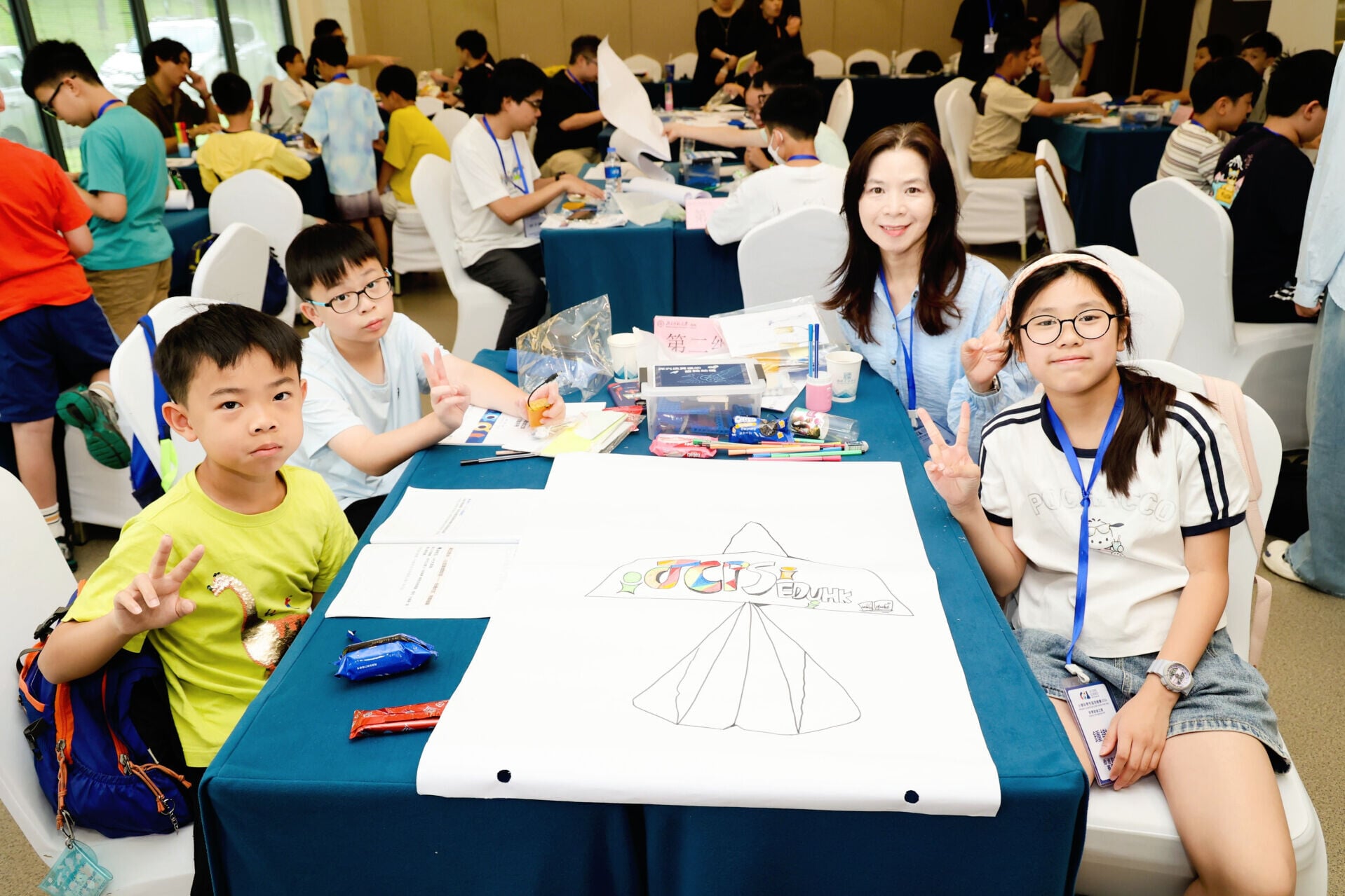 「賽馬會探索科學 — 小學科學先鋒挑戰賽2026」科學啟迪之旅學生在北京師範大學撲翼機課程中,學習親手組裝齒輪傳動結構。