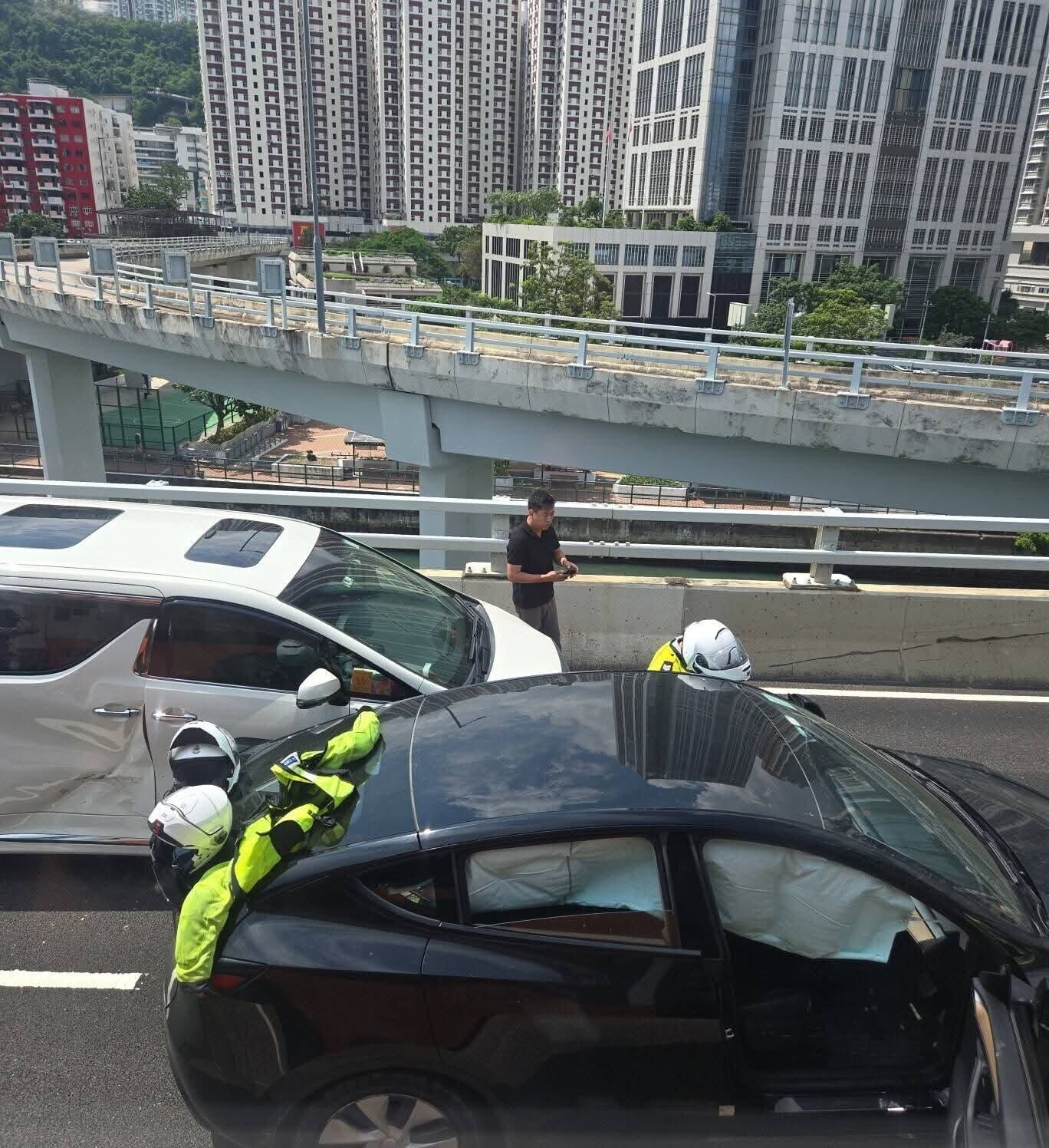 車Cam直擊｜東區走廊3車相撞 54歲司機送院搶救不治 （更新）